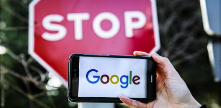 foto XAVIER CERVERA 19/02/2021 (telefono mobil huawei con logo de Google en la pantalla y senal de trafico de stop)
Facebook prohíbe enlazar noticias en Australia
DERECHOS DE AUTOR
La red social bloquea que los usuarios compartan informaciones como respuesta a la nueva ley que les obligaría a pagar a los medios de comunicación
La ley australiana establece que tanto Facebook como Google estarán obligados a  negociar de buena fe con las páginas de noticias de Australia para poder enlazar sus contenidos, algo que ahora hacen de forma gratuita. En el caso de que las negociaciones no fructificasen en un acuerdo, las partes se someterían a un arbitraje que sería vinculante.
Google amenazó hace un mes con abandonar por completo Australia si el gobierno mantenía sus planes. El ejecutivo de Canberra no cedió a las presiones de la tecnológica, que en este tiempo ya ha alcanzado algunos acuerdos con editores del país, el más importante de los cuales es News Corp., que pertenece al magnate Rupert Murdoch, de nacionalidad norteamericana pero nacido en Australia.