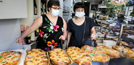 Carme y Noemí, eligiendo su coca