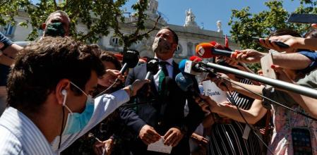 El líder de Vox, Santiago Abascal, frente al edificio del Tribunal Supremo, donde presentó los recursos contra los indultos a los políticos catalanes