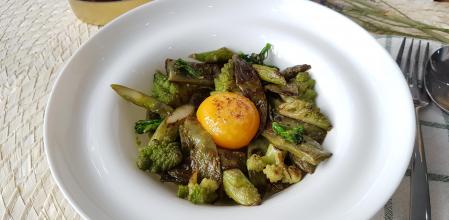 Menestra verde con yema de corral