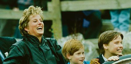 LA PRINCESA DIANA DE GALES CON HIJOS GUILLERMO Y ENRIQUE EN UN PARQUE ACUATICO