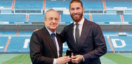 GRAF2362. MADRID, 17/06/2021.- El central sevillano Sergio Ramos posa junto al presidente del Real Madrid durante el acto de homenaje y despedida del jugador celebrado este jueves. Ramos deja el Real Madrid tras 16 temporadas defendiendo el escudo blanco. EFE/ Real Madrid.com - SOLO USO EDITORIAL/SOLO DISPONIBLE PARA ILUSTRAR LA NOTICIA QUE ACOMPAÑA (CRÉDITO OBLIGATORIO) -