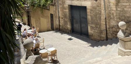 Recorriendo la Pujada de Sant Domènec, en Girona.