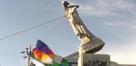 LV_Derriban una estatua de Cristóbal Colón y arrastran su cabeza por las calles