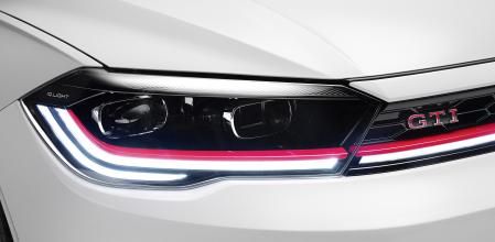 Las siglas GTI y la franja roja delantera son características de la versión más deportiva de la gama 