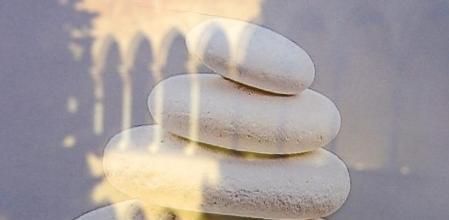 Reflejos de piedras blancas con el claustro del monasterio de Pedralbes.
