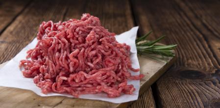Carne picada sobre tabla de madera