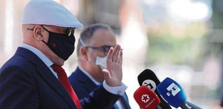 El comisario jubilado José Manuel Villarejo (i) responde a los medios a su salida de la Audiencia Nacional de Madrid tras declarar por la ‘Kitchen’ acompañado por su abogado, Antonio García Cabrera, a 2 de julio de 2021, en Madrid, (España). Villarejo ha insistido este viernes ante el juez que investiga la 'Operación Kitchen' en que se mensajeó con el ex presidente del Gobierno Mariano Rajoy sobre el presunto espionaje al ex tesorero del PP Luis Bárcenas, implicando también a otros miembros de su Ejecutivo, como María Dolores de Cospedal, Jorge Fernández Díaz y Soraya Sáenz de Santamaría, de la que ha dicho que tenía copia de la documentación intervenida a Bárcenas. 02 JULIO 2021;VILLAREJO;AUDIENCIA NACIONAL;KITCHEN Alberto Ortega / Europa Press 02/07/2021
