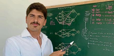 Javier Viaña Pérez, estudiante de doctorado (Ph.D.) en Inteligencia Artificial Difusa aplicada a la Ingeniería Aeroespacial en la Universidad de Cincinnati. Debido a su esfuerzo, ha recibido varias becas de excelencia, menciones honoríficas y premios como el Mejor Artículo de Investigación Nacional de 2016. Sus temas principales de investigación e interés son: Explainable Artificial Intelligence (XAI), Genetic Fuzzy Systems (GFS), Evolutionary Algorithms, Guidance, Navigation and Control (GNC)