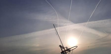 El sol, sentado en la torre del socorrista.