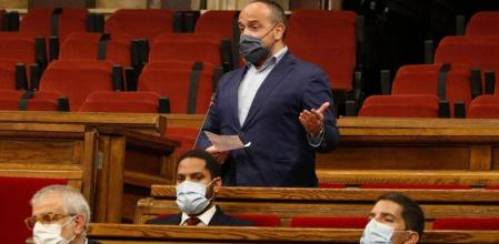 El presidente del PPC, Alejandro Fernández, en el pleno del Parlament.