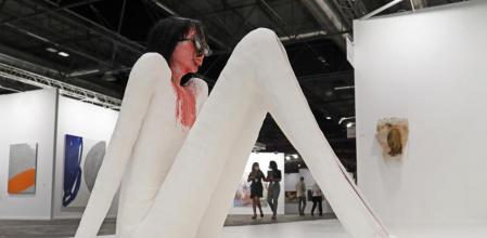 La obra 'Mandy, 2020', de la autora Rebecca Ackroyd, durante el primer día de ARCOmadrid 2021, en Ifema Madrid, a 7 de julio de 2021, en Madrid (España). El evento, organizado por Ifema, celebra su 40ª edición del 7 al 11 de julio con el objetivo de marcar un punto de inflexión para relanzar y reactivar el mercado de arte contemporáneo. En la edición de este año, participan más de 1.500 artistas y un total de 130 galerías de 26 países. El espacio cumple todas las medidas contra la Covid-19 con un aforo reducido al 50%.#{emoji}13; 07 JULIO 2021;ARTE;CULTURA;ARCO;PINTURA;OBRAS;3D;DIGITAL#{emoji}13; Cézaro De Luca / Europa Press#{emoji}13; 07/07/2021