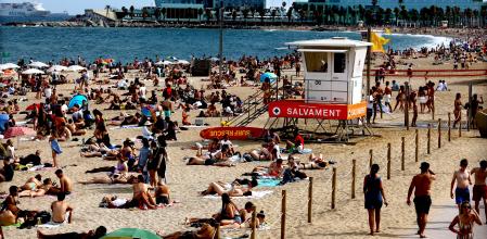 foto XAVIER CERVERA 04/07/2021 ciudadanos en la playa d la barceloneta, barrio maritimo de barcelona, algunos con mascarilla otros -la mayoria- sin... ,( ) en un caluroso domingo d verano, aunq venteado y con nubes ;durante la quinta ola de la pandemia por coronavirus (con hotel vela al fondo)