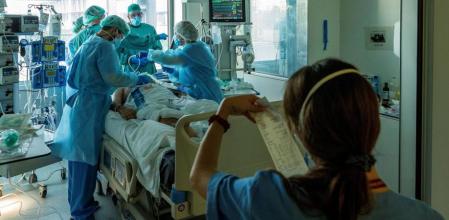 Profesionales del personal sanitario de las UCI del Hospital Universitario de Bellvitge para pacientes covid, durante la jornada laboral de hoy jueves, con los hospitales más llenos de enfermos covid que en la segunda ola, aunque la velocidad de transmisión del virus va aminorando con las medidas restrictivas actuales, prorrogadas hasta el próximo 7 de febrero.