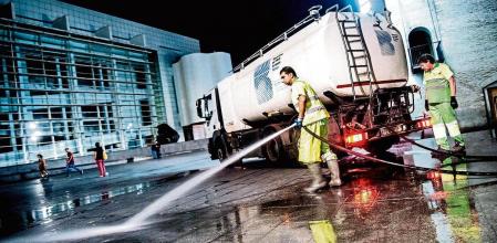 foto XAVIER CERVERA 15/08/2018 dos empleados municipales de bcneta trabajan en tareas de limpieza en la plaza dels angels (tambien conocida como plaza del macba, al fondo ,izqda) ,minutos antes, la Guardia Urbana habia desalojado el espacio publico para proceder a la manguera con agua