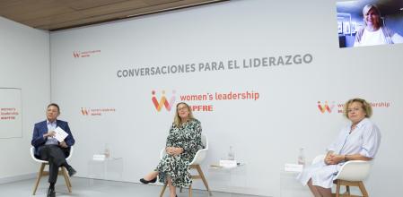 de izquierda a derecha, Francisco J. Marco, consejero y Director General de Soporte a Negocio de MAPFRE; Patricia Fernández De Lis, divulgadora científica y fundadora de Materia; Rosa Menéndez, presidenta del CSIC, y, arriba en el recuadro superior derecha, María Neira, directora de Salud Pública y Medio Ambiente de la Organización Mundial de la Salud (OMS).