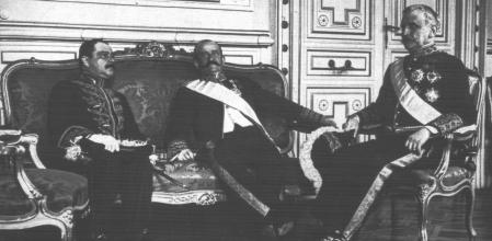 El conde de Romanones, en el centro