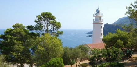 Vista del faro y del Mediterráneo desde el refugio de Muleta
