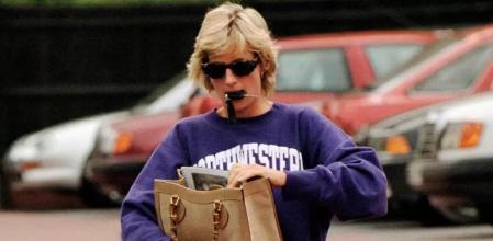 Diana de Gales con un look deportivo y el 'tote bag' de Gucci