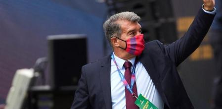 GRAF4511. BARCELONA, 20/06/2021.- El presidente del FC Barcelona Joan Laporta a su llegada a la Asamblea General extraordinaria del club hoy domingo en el Nou Camp. EFE/Alejandro García