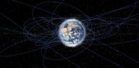 En la imagen, las órbitas alrededor de la Tierra de los satélites lanzados por la compañía Starlink, de Elon Musk.