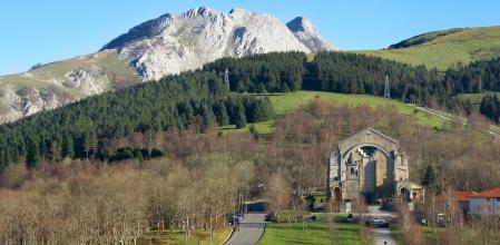 El santuario de Urkiola y el Amboto al fondo
