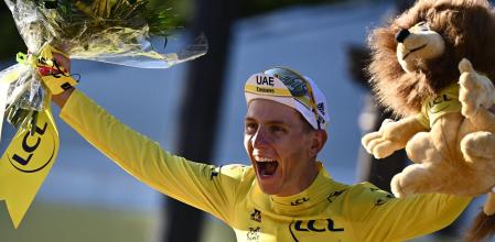 Tadej Pogacar disfrutó de la ceremonia del podio de los Campos Elíseos, donde recibió la coronación como rey del Tour