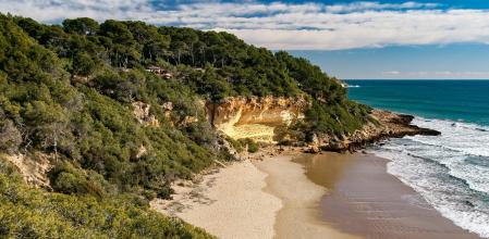 Cala Fonda, también conocida como playa Waikiki