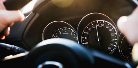 Es importante circular siempre dentro de los límites de velocidad máxima establecidos en cada vía