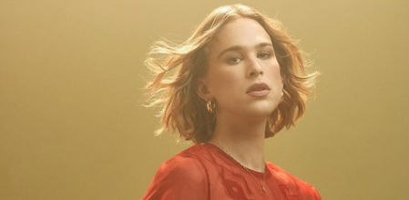 Tommy Dorfman se muestra en público tal y como se siente