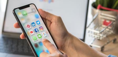 Imagen de recurso de una persona consultando su smartphone