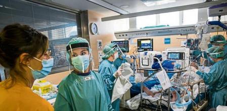 LV_La quinta ola desborda las ucis en Catalunya