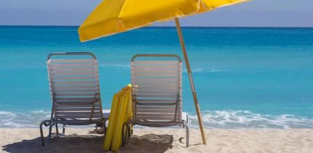 Sombrilla amarilla playa