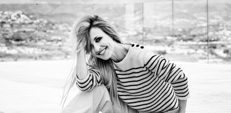 Cayetana Guillén Cuervo viste Jersey de rayas marinero y pantalón de Masscob