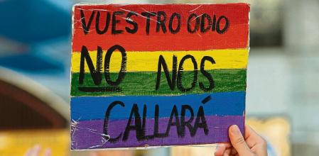 Un joven sostiene una pancarta durante una manifestación para condenar el asesinato de un joven de 24 años el pasado sábado en A Coruña debido a una paliza, a 5 de julio de 2021, en Madrid, (España). Bajo el lema, #JusticiaParaSamuel, los asistentes quieren mostrar su repulsa al asesinato del joven Samuel por una paliza propinada por un grupo de personas la noche del sábado 3 de julio en una zona de ocio nocturno de A Coruña. Según las primeras pesquisas, el motivo del ataque podría haber sido una confusión de uno de los atacantes con el móvil del joven, quien hablaba con una amiga por videollamada, al pensar que la víctima les estaba grabando. En este mismo sentido, se identifica esta muerte con un crimen de LGTBIfobia, en la línea de lo que defienden las amigas de la víctima, que aseguran que el principal promotor del linchamiento le dijo a Samuel: 