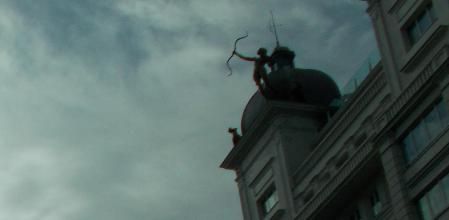 Paisaje nublado de la Gran Vía en Madrid.