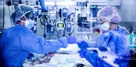 foto XAVIER CERVERA 02/07/2021 reportaje de treintañeros en UCI del hospital Clinic ,Barcelona. A pesar de las vacunaciones y de l aparente salida de la cuarta ola...estan augmentando los casos de personas alrededor de los 30 años (q ya iniciarion vida social...pero no estan con la vacuna puesta de una o dos dosis) las enfermeras los cuidan, protegidas con doble guante, bata, gafas, EPI s varios