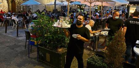 Bares y restaurantes en el casco histórico de Orense durante el primer día de restricciones en la hostelería de los municipios que se encuentren en niveles máximos y altos de restricciones por coronavirus, a 24 de julio de 2021, en Ourense, Galicia (España). A partir de este sábado los locales de hostelería pueden abrir sus salones interiores con el requisito de que los clientes presenten certificado covid. La obligatoriedad de presentar un certificado de vacunación, de superación de la enfermedad o un test negativo hecho en las últimas 72 horas solo atañe a los ayuntamientos con limitaciones más duras --máximas y nivel alto-- . Esto supone un total de 36 municipios. 25 JULIO 2021 Rosa Veiga / Europa Press 24/07/2021