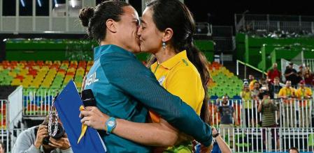 RIO DE JANEIRO, BRAZIL - AUGUST 08: Marjorie Enya (R) proposes to girlfriend Isadora Cerullo of Brazil following the the Women's Rugby Sevens Gold Medal match between Australia and New Zealand on day 3 of the Rio 2016 Olympic Games at Deodoro Stadium on August 8, 2016 in Rio de Janeiro, Brazil. (Photo by Dan Mullan - World Rugby via Getty Images/World Rugby via Getty Images)