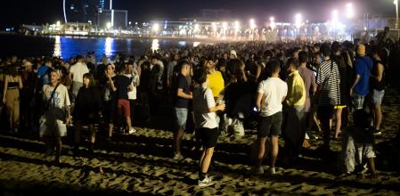 Desalojo por parte de la guardia urbana de grupos de persona haciendo botellon en la rambla del Born de Barcelona