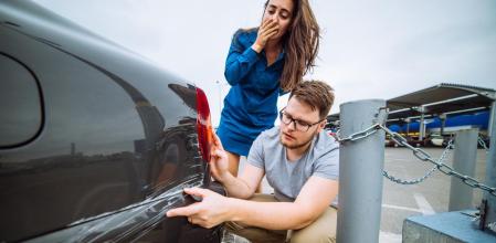 Una pareja revisa los desperfectos de la carrocería del coche&nbsp;
