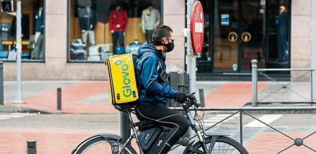 Carlos, un rider de Glovo en Madrid, y hacerle una serie de fotografías para un especial que se publicará para la web