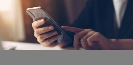 Mujer utilizando smartphone