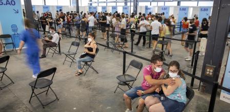 CENTRO DE VACUNACION MASIVA DE LA FIRA DE BARCELONA, CON LA INCORPORACIÓN DE JOVENES PARA VACUNARSE