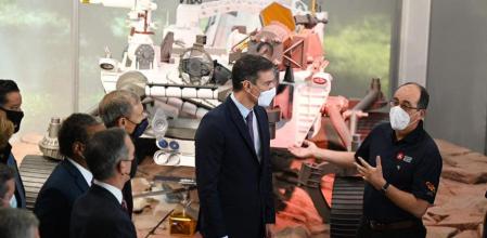 Un explorador del planeta rojo, Manuel de la Torre Juárez, explica al presidente Sánchez la misión del Perseverance con la réplica de la sede de JPL