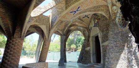 El exterior modernista de la Cripta de Gaudí