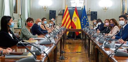 MADRID, 02/08/2021.- La ministra de Política Territorial, Isabel Rodríguez (2i), durante su reunión con el vicepresidente y conseller de Políticas Digitales y Territorio, Jordi Puigneró (2d); la consellera de la Presidencia, Laura Vilagrà (3d), y el conseller de Economía y Hacienda, Jaume Giró (d), este lunes en Madrid con motivo de la reactivación de la Comisión Bilateral Estado-Generalitat entre los gobiernos central y catalán y en la que Cataluña reclamará 