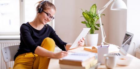Mujer trabajando con tecnología