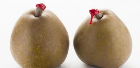 Peras con cera roja en el extremo del rabillo