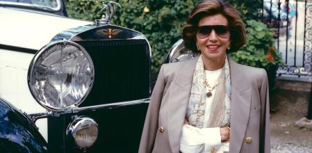 Carmen Mateu, junto a un Hispano Suiza H6, un modelo producido por la empresa catalana a principios del siglo XX&nbsp;